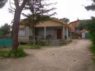 Amplia casa de piedra con piscina