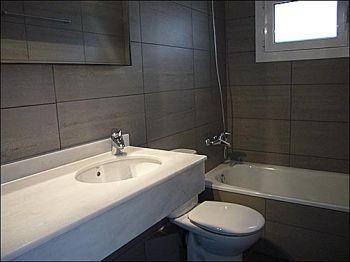 Piso todo exterior en zona residencial. Soleado y tranquilo. - Ba�o