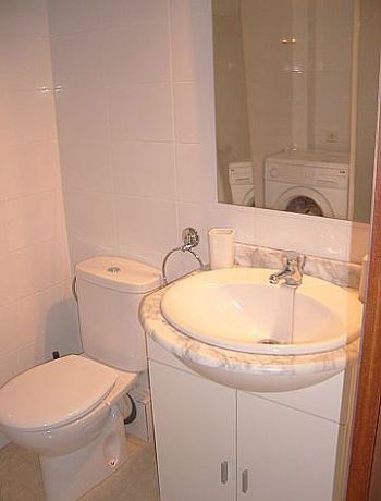 Estudio amueblado y reformado. Terraza. Piscina. Internet - Ba�o