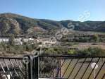 Precioso d�plex en cenes junto a la carretera