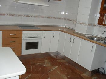 Nervi�n, junto al centro. 2 dormitorios semiamueblado