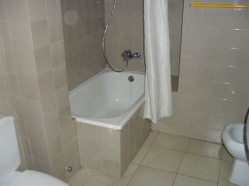 Nervi�n, junto al centro. 2 dormitorios semiamueblado