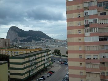 Piso cerca playa del Poniente, con ascensor, buenas vistas