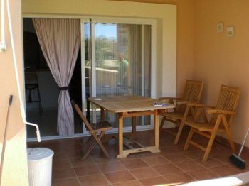 Bonita planta baja de 1 hab con jard�n y piscina - Terraza