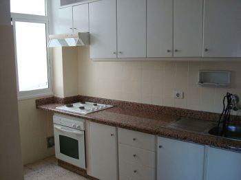 Muy cerca del tranvia de la paz 3 dorm sin muebles 450euros - Cocina