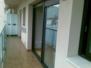 Zona Montilivi. Piso 2 habitaciones con muebles y pk.
