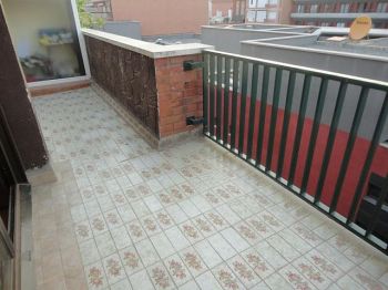�tico en la calle Caballero