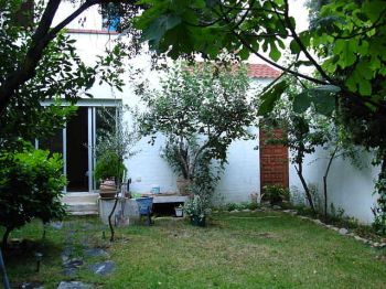 Chalet adosado con bonito jard�n