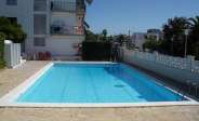 Bajos con piscina, front�n