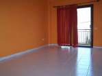 Piso sin muebles, amplio, balc�n, patio. Valle