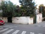 Casa c�ntrica de 4 hab, patio con �rboles.