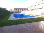 Casa adosada de obra nueva con piscina comunitaria