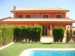 Chalet con 700 m2 de parcela, piscina barbacoa y