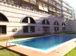 Zona ajardinada con piscina