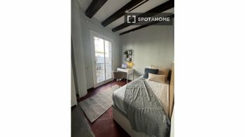 Imagen Se alquila habitación en piso de 5 habitaciones en Barcelona