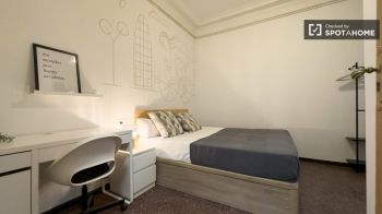 Imagen Se alquila habitación en piso de 7 habitaciones en Barcelona