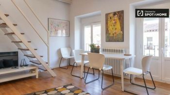 Imagen Amplio apartamento de 3 dormitorios con aire acondicionado en alquiler en el animado Lavapiés