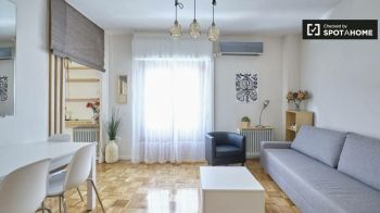 Imagen Se alquila piso de 3 habitaciones en Embajadores, solo chicas