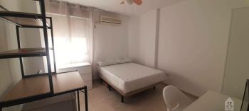 Imagen Alquiler de Habitacion 5 dormitorios, 1 baños, 0 garajes, Buen estado, en Sevilla, Sevilla