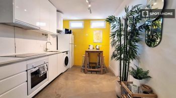 Imagen Se alquila piso de 3 habitaciones en Embajadores, gastos incluidos.