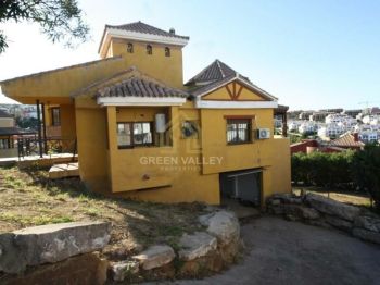 Imagen Para alquiler vacacional. Impresionante chalet de 4 dormitorios y 3 baños, con vistas al mar, en urbanización privada de alcaidesa con zonas comunes con piscinas, zonas verdes y pistas deportivas.